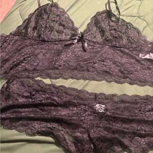 Elegant Lace Bralette and Panty Set - Black